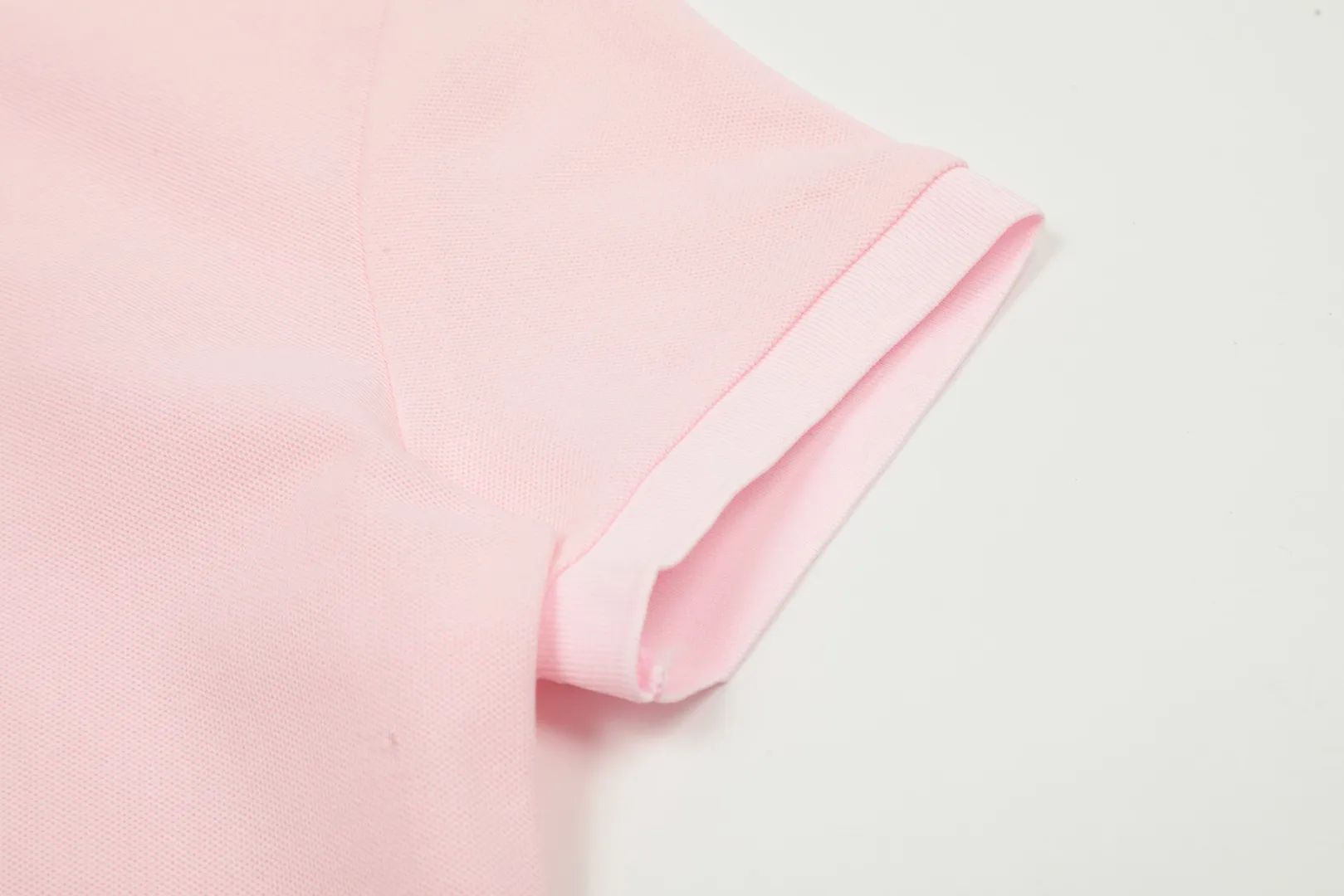 🅿️152 "Top quality" Style number: DS004# (not off the shelves all year round) [Ralph Lauren classic pony embroidered lapels women's slim fit POLO short sleeves] ✅Ralph Lauren Ralph Lauren classic basic women's all-match slim fit POLO short sleeves ✅Main supplier platform live broadcast Wholesale entities Replenish when out of stock Not off the shelves ✅ZP quality 1:1 pattern making Scan the code to enter the GF website Z cabinet quality ✅Details and quality are the only one in Guangzhou. Imported pique fabrics focus on high-end and cost-effective. Needless to say good quality. ✅The version is restored to the original order. The maximum size can be worn up to 130 pounds. Loose, comfortable and stress-free.